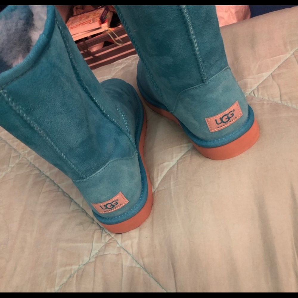 Brand new *never worn* classic short blue Ugg's